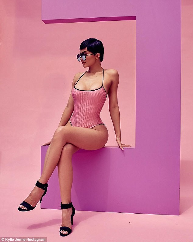 Say đắm đường cong nóng bỏng của em gái Kim Kardashian - ảnh 4