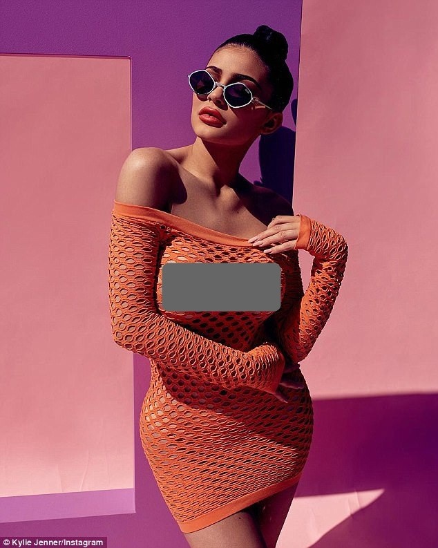 Say đắm đường cong nóng bỏng của em gái Kim Kardashian - ảnh 5