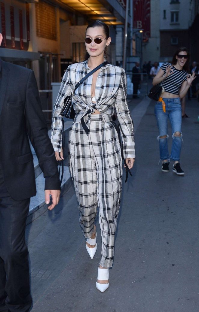 Bella Hadid diện váy áo trễ nải gợi cảm - ảnh 16