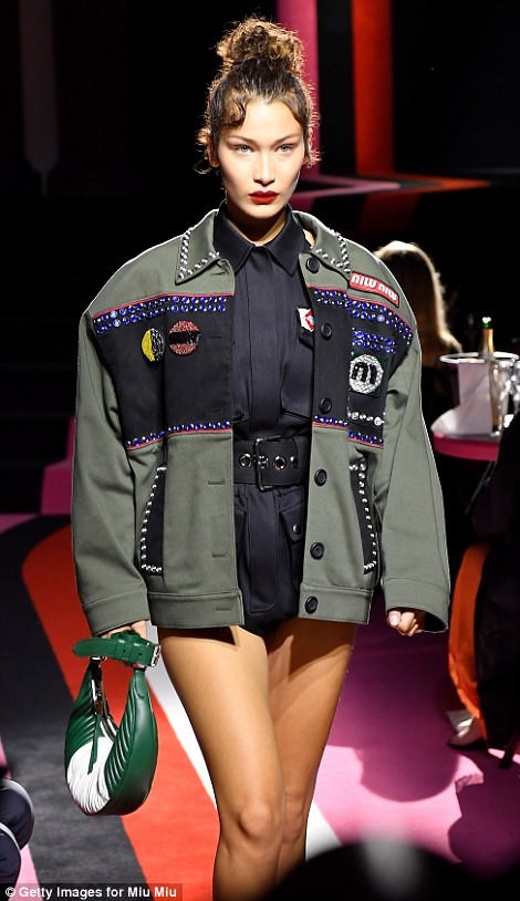 Bella Hadid diện váy áo trễ nải gợi cảm - ảnh 9