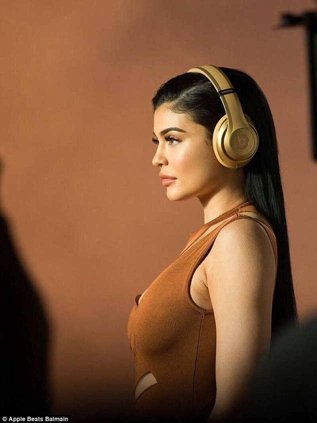Kylie Jenner Apple Balmain - ảnh 5