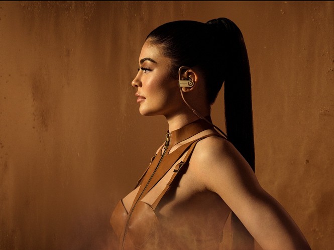 Kylie Jenner Apple Balmain - ảnh 1