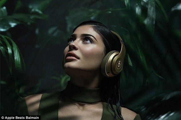 Kylie Jenner Apple Balmain - ảnh 10