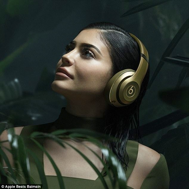 Kylie Jenner Apple Balmain - ảnh 11