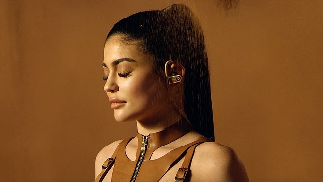 Kylie Jenner Apple Balmain - ảnh 2