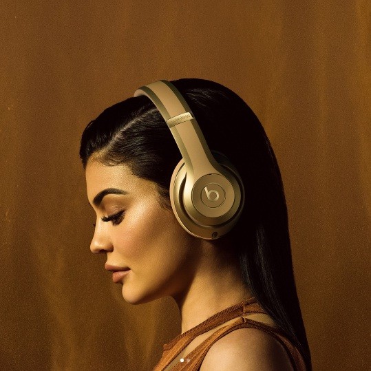 Kylie Jenner Apple Balmain - ảnh 3