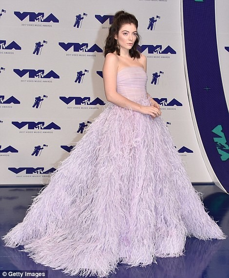 Dàn ca sĩ gợi cảm lấp lánh trong lễ trao giải âm nhạc VMAs - ảnh 18