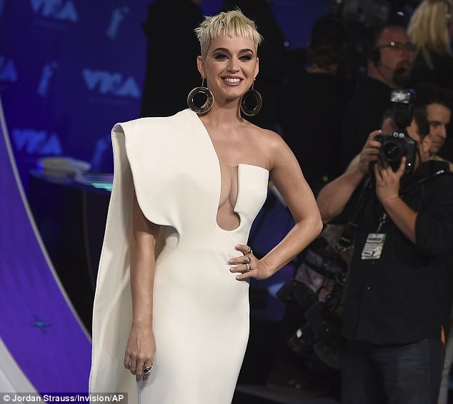 Dàn ca sĩ gợi cảm lấp lánh trong lễ trao giải âm nhạc VMAs - ảnh 5