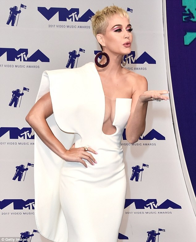 Dàn ca sĩ gợi cảm lấp lánh trong lễ trao giải âm nhạc VMAs - ảnh 4