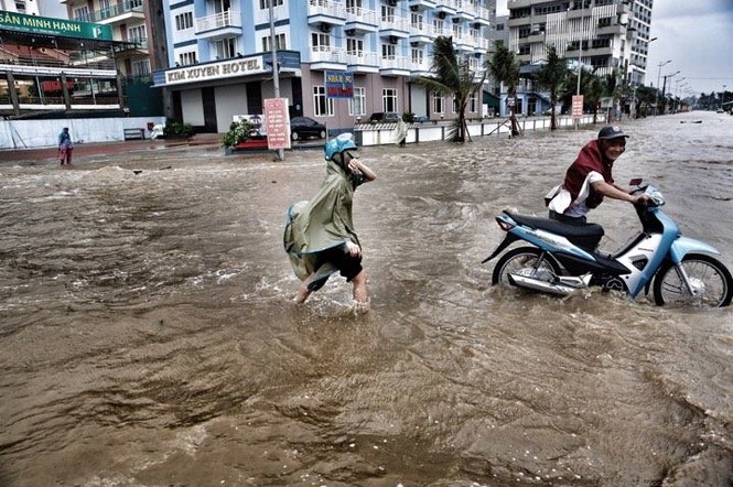 Bão số 10 vào bờ: Bãi biển Sầm Sơn tan hoang trong sóng dữ - ảnh 9
