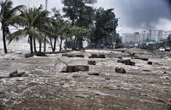 Bão số 10 vào bờ: Bãi biển Sầm Sơn tan hoang trong sóng dữ - ảnh 26