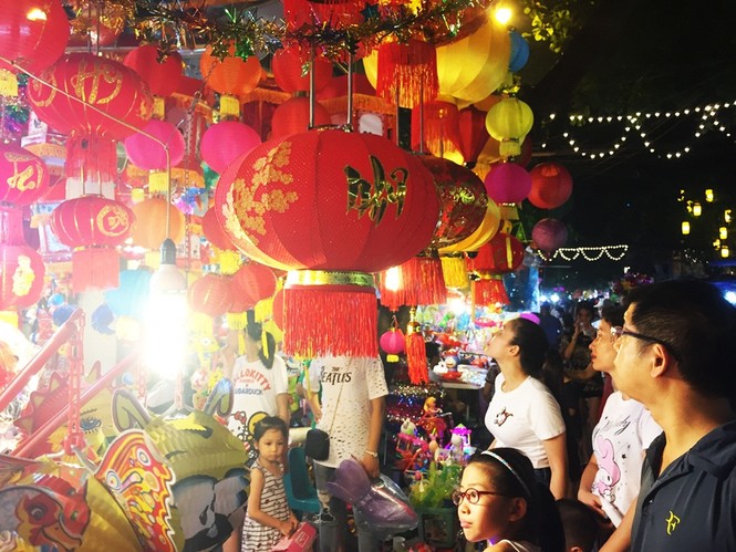 Ngắm chợ Trung thu Hà Nội tấp nập và rực rỡ sắc màu - ảnh 9