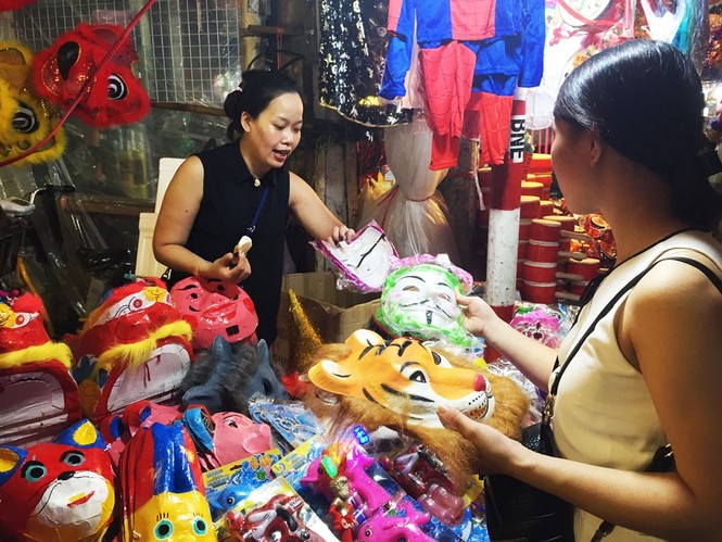 Ngắm chợ Trung thu Hà Nội tấp nập và rực rỡ sắc màu - ảnh 2