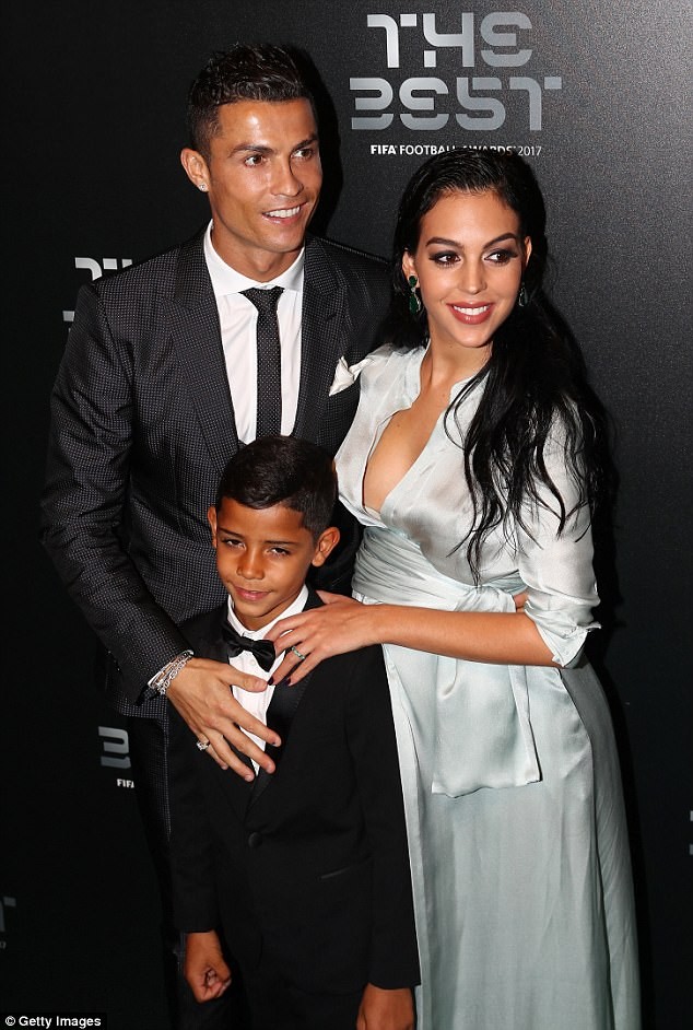Bạn gái Cristiano Ronaldo bầu 8 tháng vẫn gợi cảm quyến rũ - ảnh 1