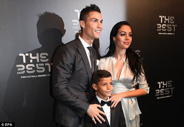 Bạn gái Cristiano Ronaldo bầu 8 tháng vẫn gợi cảm quyến rũ - ảnh 3