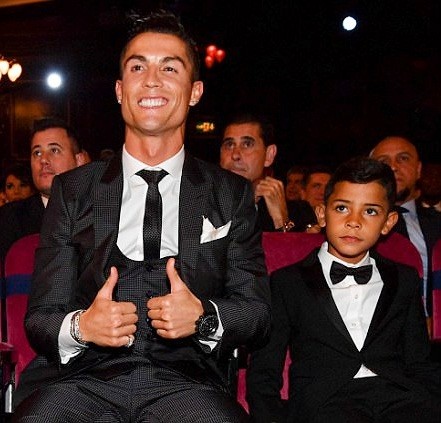 Bạn gái Cristiano Ronaldo bầu 8 tháng vẫn gợi cảm quyến rũ - ảnh 9