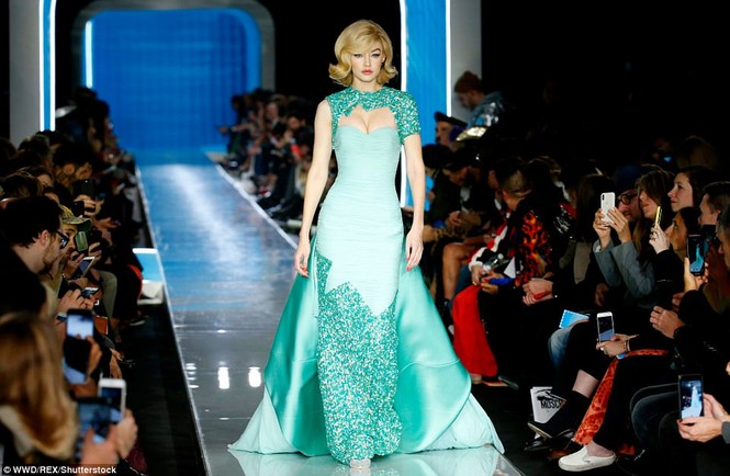 Gigi Hadid Bella Hadid Moschino Jackie O - ảnh 3