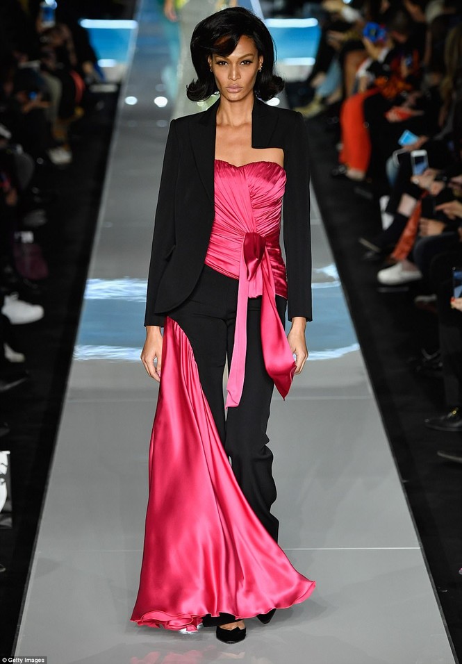Gigi Hadid Bella Hadid Moschino Jackie O - ảnh 10