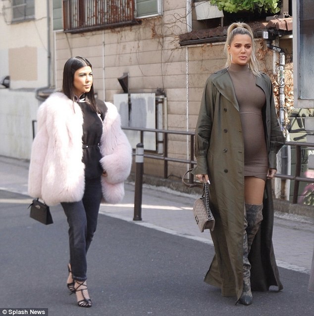 chị em nhà Kim Kardashian gợi cảm ở Tokyo - ảnh 13