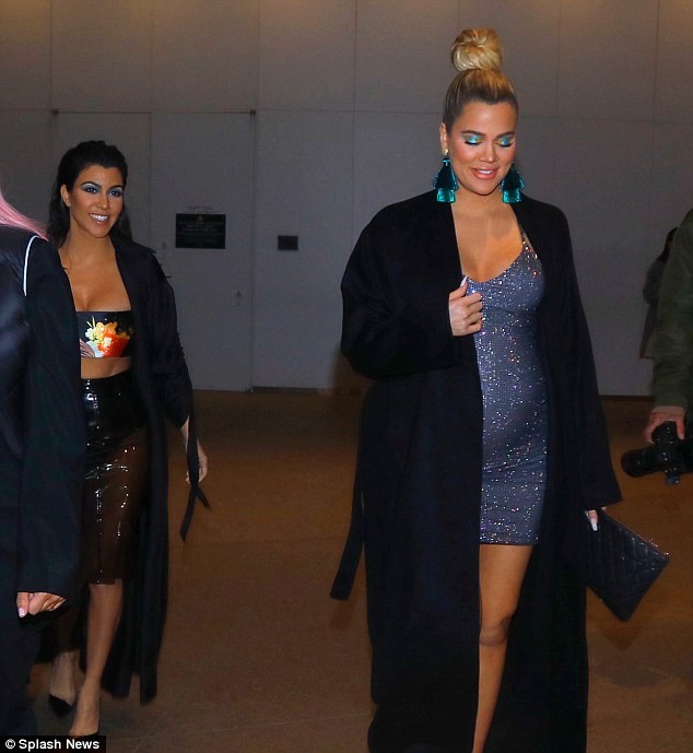 chị em nhà Kim Kardashian gợi cảm ở Tokyo - ảnh 3