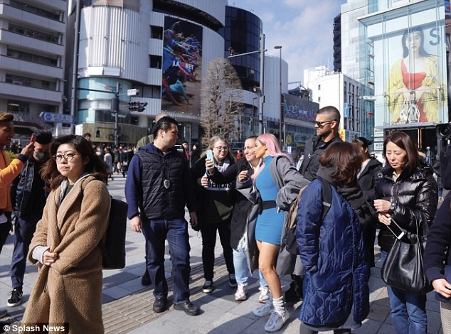 chị em nhà Kim Kardashian gợi cảm ở Tokyo - ảnh 12