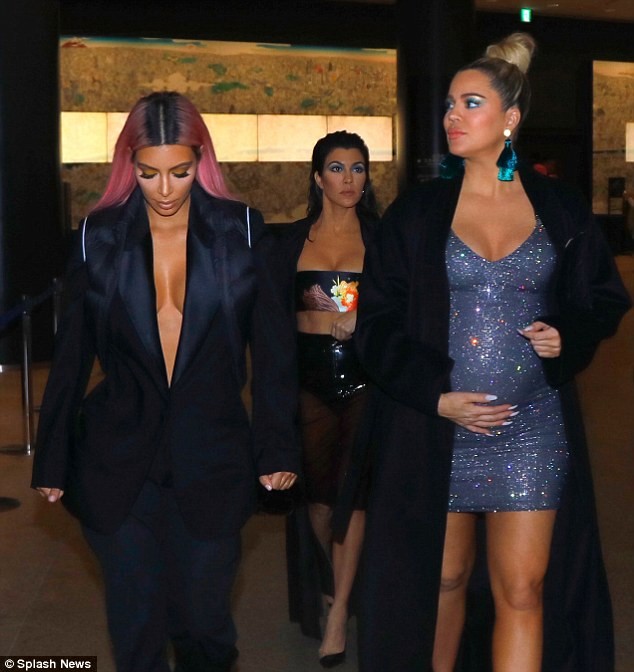 chị em nhà Kim Kardashian gợi cảm ở Tokyo - ảnh 1