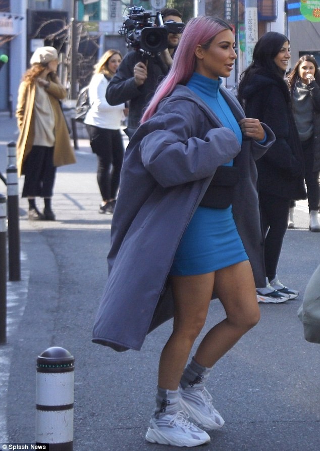 chị em nhà Kim Kardashian gợi cảm ở Tokyo - ảnh 11