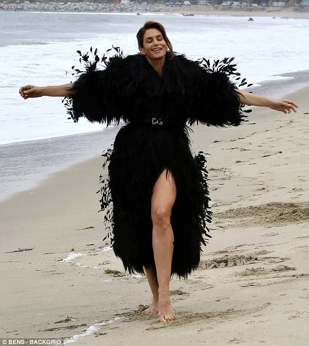 Hậu trường chụp hình siêu gợi cảm của siêu mẫu Cindy Crawford - ảnh 7