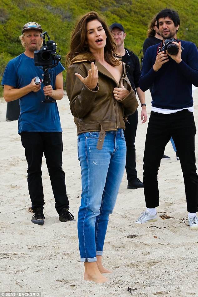 Hậu trường chụp hình siêu gợi cảm của siêu mẫu Cindy Crawford - ảnh 1