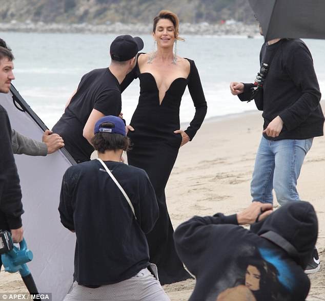 Hậu trường chụp hình siêu gợi cảm của siêu mẫu Cindy Crawford - ảnh 5