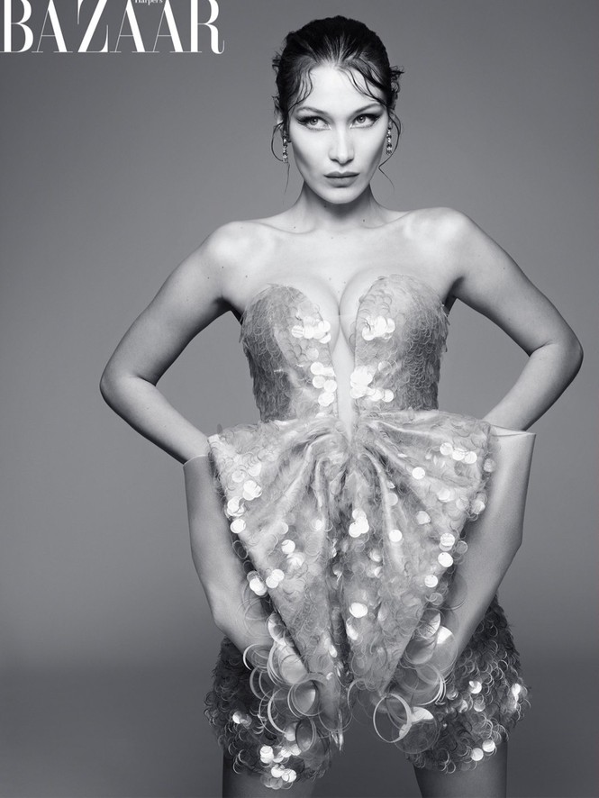 Bella Hadid yêu kiều gợi cảm với đầm khoét sâu không nội y - ảnh 16