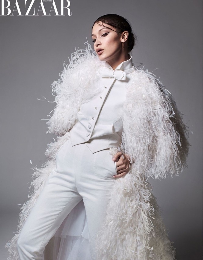 Bella Hadid yêu kiều gợi cảm với đầm khoét sâu không nội y - ảnh 17