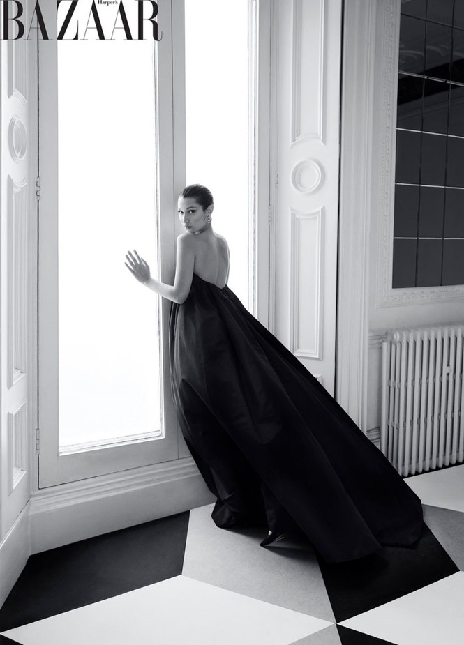 Bella Hadid yêu kiều gợi cảm với đầm khoét sâu không nội y - ảnh 18