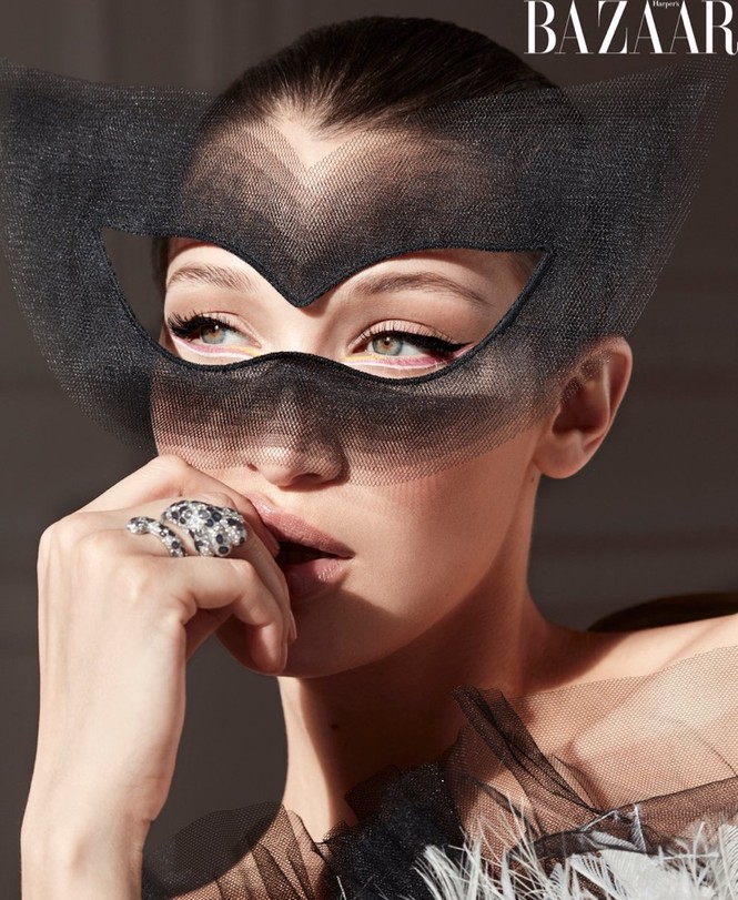 Bella Hadid yêu kiều gợi cảm với đầm khoét sâu không nội y - ảnh 19