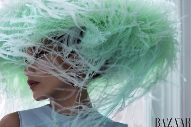 Bella Hadid yêu kiều gợi cảm với đầm khoét sâu không nội y - ảnh 20