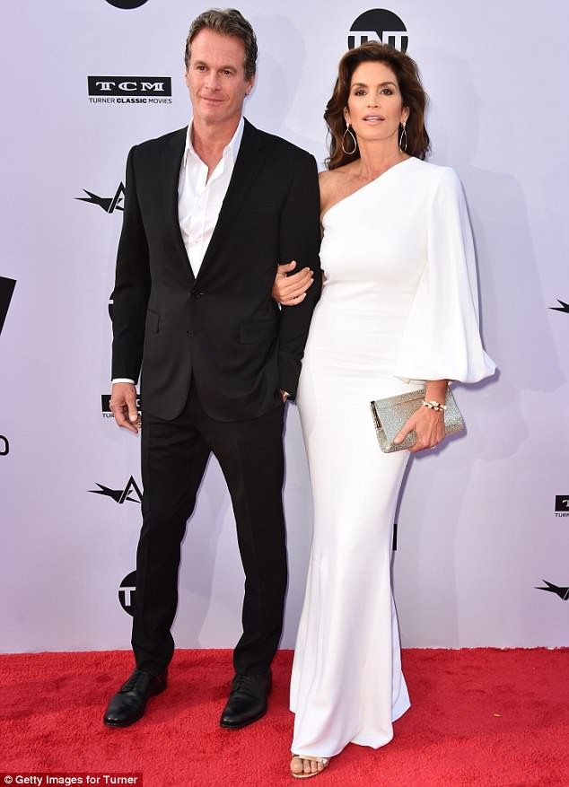 Siêu mẫu huyền thoại U60 Cindy Crawford cuốn hút tình tứ bên chồng - ảnh 3