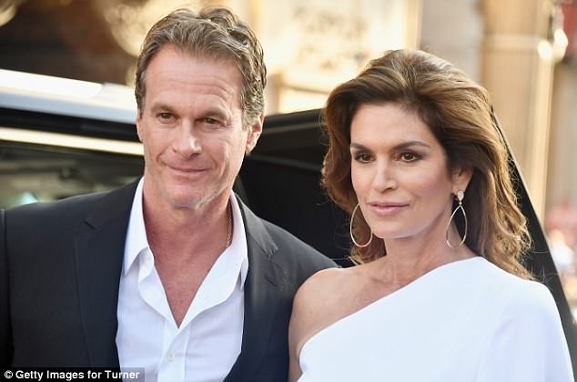 Siêu mẫu huyền thoại U60 Cindy Crawford cuốn hút tình tứ bên chồng - ảnh 5