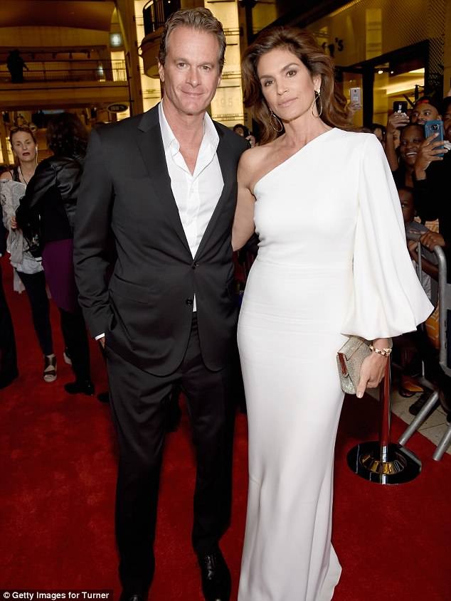 Siêu mẫu huyền thoại U60 Cindy Crawford cuốn hút tình tứ bên chồng - ảnh 6