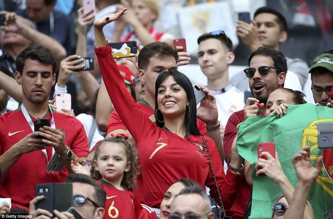 Đeo nhẫn nghi đính hôn, bạn gái Ronaldo nổi bật trên khán đài - ảnh 11