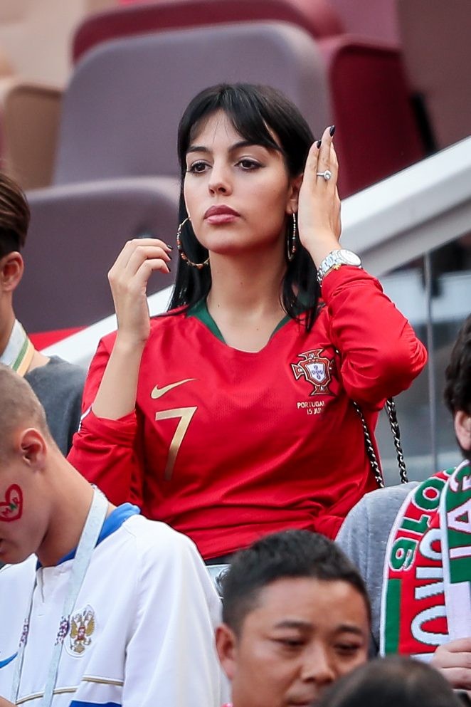 Đeo nhẫn nghi đính hôn, bạn gái Ronaldo nổi bật trên khán đài - ảnh 5