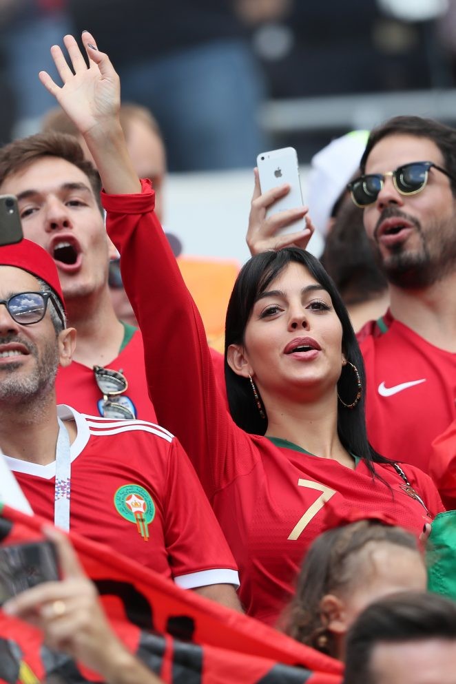 Đeo nhẫn nghi đính hôn, bạn gái Ronaldo nổi bật trên khán đài - ảnh 7