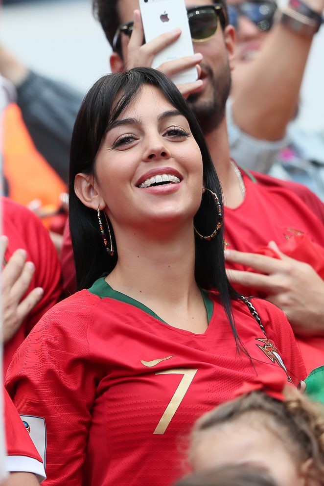 Đeo nhẫn nghi đính hôn, bạn gái Ronaldo nổi bật trên khán đài - ảnh 8