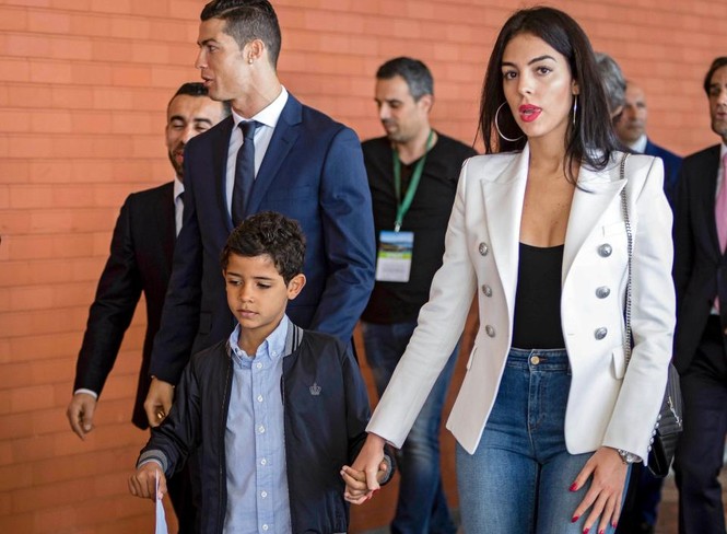 Đeo nhẫn nghi đính hôn, bạn gái Ronaldo nổi bật trên khán đài - ảnh 14