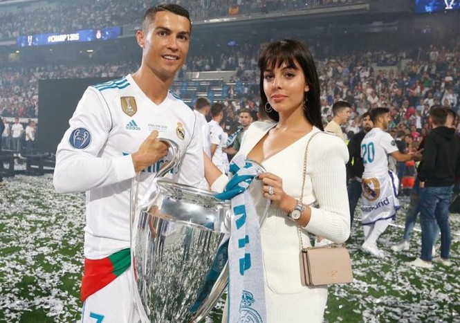 Đeo nhẫn nghi đính hôn, bạn gái Ronaldo nổi bật trên khán đài - ảnh 13