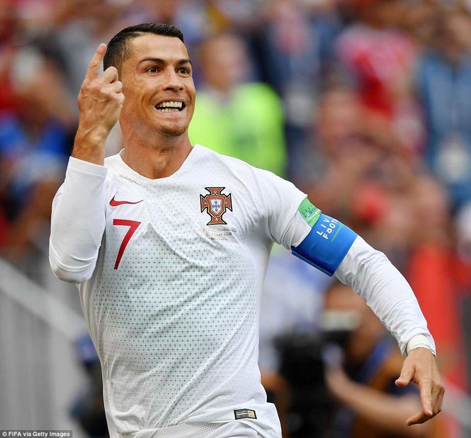Đeo nhẫn nghi đính hôn, bạn gái Ronaldo nổi bật trên khán đài - ảnh 12