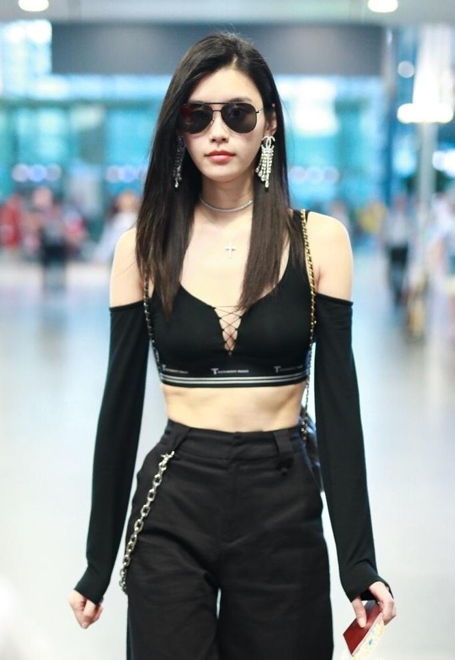 Siêu mẫu ngã sấp ở show Victoria’s Secret dáng miễn chê, eo nhỏ xíu - ảnh 3