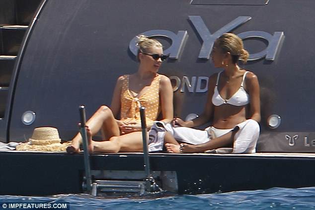 Ngắm ‘búp bê’ Thụy Điển Elsa Hosk gợi tình với bikini và nội y - ảnh 4
