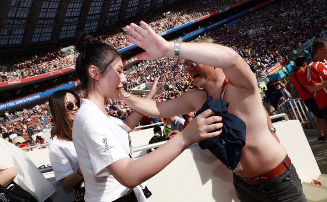 Dáng ‘đồng hồ cát’ của Kim ‘siêu vòng ba’ Trung Quốc đam mê World Cup - ảnh 2