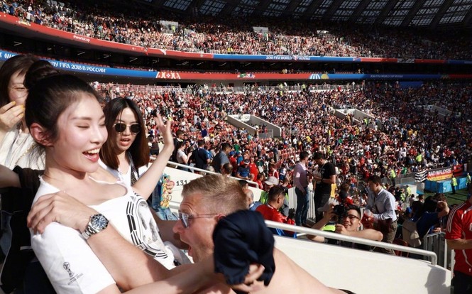 Dáng ‘đồng hồ cát’ của Kim ‘siêu vòng ba’ Trung Quốc đam mê World Cup - ảnh 3
