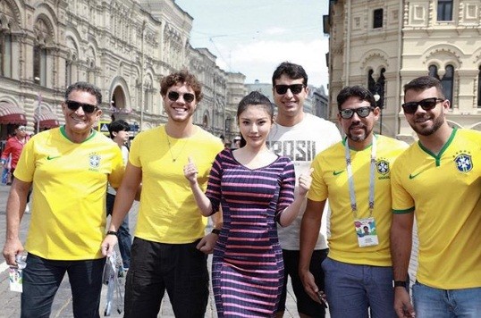 Dáng ‘đồng hồ cát’ của Kim ‘siêu vòng ba’ Trung Quốc đam mê World Cup - ảnh 1